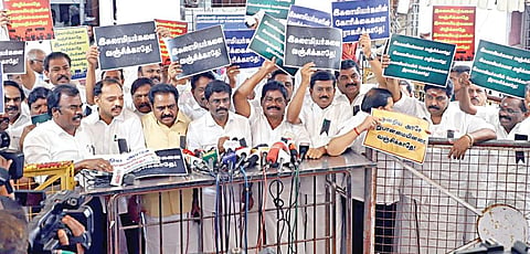 வக்பு வாரிய திருத்த சட்டத்தை கண்டித்து, சட்டப்பேரவை வளாகத்தில் திமுக எம்எல்ஏக்கள் பதாகை ஏந்தி கோஷம் எழுப்பினர். படம்: ம.பிரபு