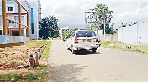 திசையன்விளை பகுதியில் உள்ள வி.வி. மினரல்ஸ் அலுவலகங்களில் சோதனை நடத்த காரில் சென்ற சிபிஐ அதிகாரிகள்