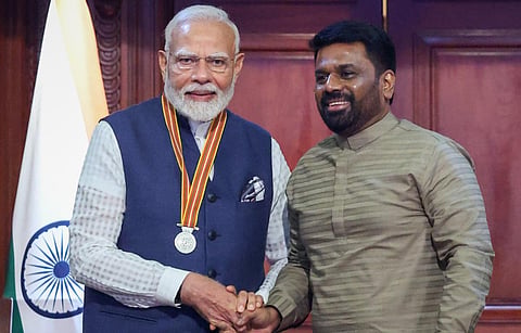 கொழும்பில் உள்ள அதிபர் மாளிகையில் இலங்கை அரசின் மிக உயரிய ‘இலங்கை மித்ர விபூஷண்’ விருதை பிரதமர் மோடிக்கு நேற்று வழங்கிய அந்நாட்டு அதிபர் அனுர குமார திசாநாயக்க.படம்: பிடிஐ