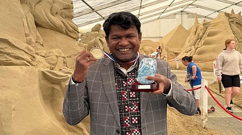 மணல் சிற்ப கலைஞர் சுதர்சனுக்கு இங்கிலாந்தின் உயரிய விருது