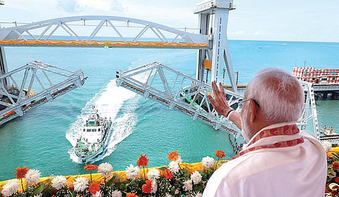 பாம்பன் புதிய ரயில் பாலத்தை நாட்டுக்கு அர்ப்பணித்தார் பிரதமர் மோடி - நாட்டிலேயே முதல்முறையாக அமைக்கப்பட்ட செங்குத்து தூக்கு பாலம்!