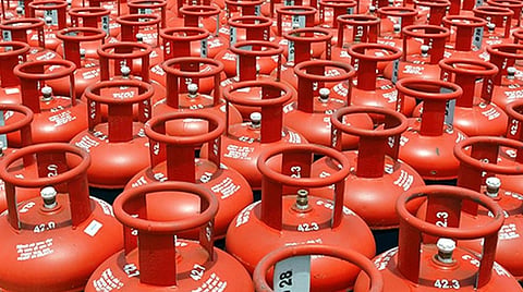 சமையல் எரிவாயு சிலிண்டர் விலை ரூ.50 அதிகரிப்பு - இன்று அமலுக்கு வருகிறது