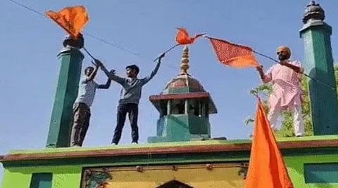 உ.பி.யில் தர்காவில் காவி கொடி ஏற்றியவர் கைது: துணை ஆய்வாளர், 2 காவலர்கள் பணியிடை நீக்கம்
