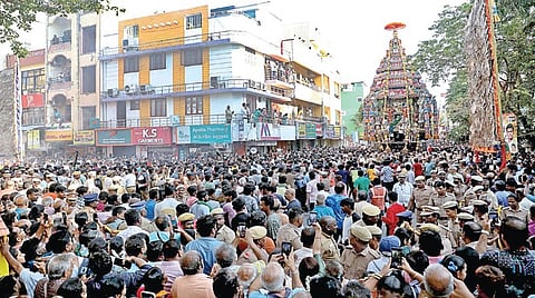 மயிலாப்பூர் கபாலீஸ்வரர் கோயில் பங்குனி திருவிழா ஏப்ரல் 3-ம் தேதி கொடியேற்றத்துடன் தொடங்கியது. இதில் முக்கிய நிகழ்வான தேரோட்டம் நேற்று விமரிசையாக நடைபெற்றது. இதில் திரளான பக்தர்கள் கலந்து கொண்டனர்.
| படங்கள்: ம.பிரபு |