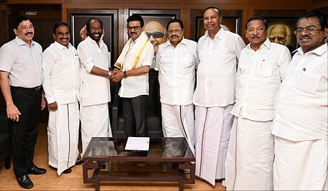 திமுக துணைப் பொதுச் செயலாளராக நியமிக்கப்பட்டுள்ள திருச்சி சிவா அண்ணா அறிவாலயத்தில் திமுக தலைவரும், தமிழக முதல்வருமான மு.க.ஸ்டாலினை சந்தித்து வாழ்த்துப் பெற்றார்.