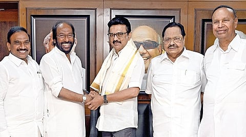 திமுக துணை பொதுச் செயலாளராக நியமிக்கப்பட்டுள்ள திருச்சி சிவா எம்.பி. முதல்வர் மு.க.ஸ்டாலினை சந்தித்து வாழ்த்து பெற்றார். உடன் பொதுச் செயலாளர் துரைமுருகன், பொருளாளர் டி.ஆர்.பாலு, துணை பொதுச் செயலாளர் ஆ.ராசா, தயாநிதி மாறன் எம்.பி., அமைப்புச் செயலாளர் ஆர்.எஸ்.பாரதி, டி.கே.எஸ்.இளங்கோவன்.