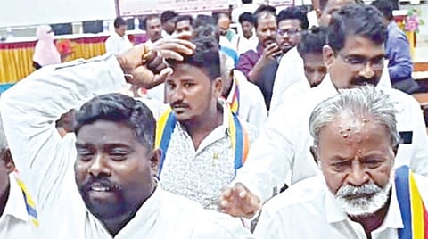 தமிழ்நாடு சிறுபான்மையினர் ஆணையத் தலைவரைக் கண்டித்து நேற்று முழக்கமிட்ட பவுத்த சங்கப் பிரதிநிதிகள்.