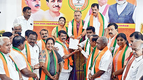 பாஜக தலைமை அலுவலகத்தில் நயினார் நகேந்திரன் நேற்று விருப்ப மனு தாக்கல் செய்தார். மாநில தலைவர் அண்ணாமலை, மத்திய இணை அமைச்சர் எல்.முருகன், கட்சியின் தேசிய மகளிர் அணி தலைவர் வானதி சீனிவாசன், மூத்த தலைவர்கள் ஹெச்.ராஜா, பொன்.ராதாகிருஷ்ணன் உள்ளிட்டோர் உடனிருந்தனர். படம்: எஸ்.சத்தியசீலன்