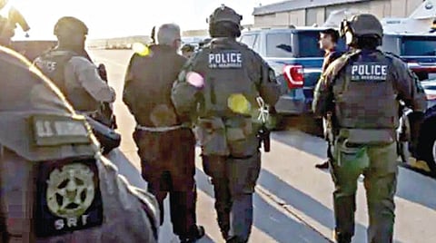 அமெரிக்காவின் லாஸ்ஏஞ்சல்ஸ் நகரில் இந்திய அதிகாரிகளிடம் ஒப்படைக்கப்பட்ட தஹாவூர் ராணா.