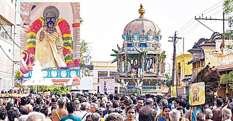ஸ்ரீரங்கத்தில் நேற்று நடைபெற்ற ரங்கநாதர் கோயில் பங்குனித் தேரோட்டத்தில் வடம் பிடித்து தேர் இழுத்த பக்தர்கள். (உள்படம்) தேரில் எழுந்தருளிய நம்பெருமாள்.