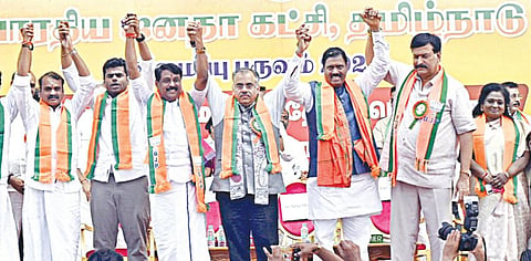 சென்னை வானகரத்தில் நேற்று நடந்த நிகழ்ச்சியில், தமிழக பாஜக தலைவராக நயினார் நாகேந்திரன் போட்டியின்றி தேர்வு செய்யப்பட்டு இருப்பதாக தேசிய தேர்தல் பொறுப்பாளர் தருண்சுக் அறிவித்தார். உடன் மேலிட பார்வையாளர் கிஷன் ரெட்டி, முன்னாள் தலைவர் அண்ணாமலை மற்றும் கட்சி நிர்வாகிகள்.