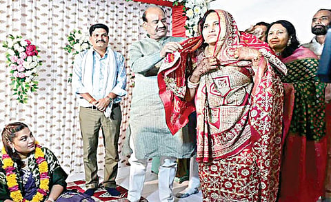 புல்வாமா தாக்குதலில் உயிரிழந்தவர் மகளின் திருமணத்தில் தாய் மாமனாகி வாக்குறுதி நிறைவேற்றிய ஓம் பிர்லா