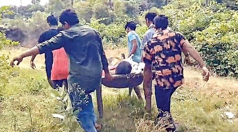 ஆந்திர மாநிலம் கைலாசபுரத்தில் உள்ள பட்டாசு தொழிற்சாலையில் நேற்று தீ விபத்து ஏற்பட்டது. இதில் படுகாயமடைந்த ஒருவரை மருத்துவமனைக்கு தூக்கிச் சென்ற மீட்பு குழுவினர். படம்: பிடிஐ