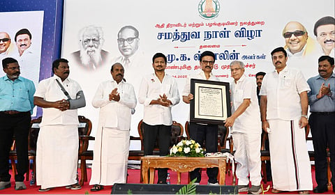 அம்பேத்கர் பிறந்நாளையொட்டி சென்னையில் நடந்த சமத்துவநாள் நிகழ்ச்சியில் கலந்துகொண்ட பிராகஷ் அம்பேத்கருக்கு முதல்வர் ஸ்டாலின் அரசியலமைப்புச் சட்டத்தின் முகவுரையை நினைவுப் பரிசாக வழங்கினார்.