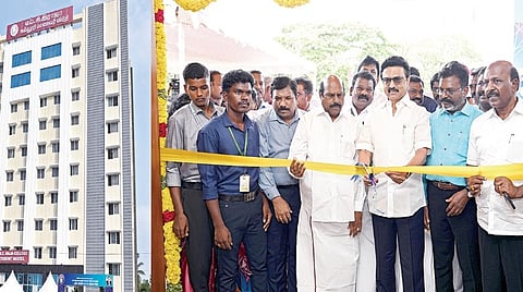 ஆதிதிராவிடர் மற்றும் பழங்குடியினர் நலத்துறை சார்பில், சென்னை சைதாப்பேட்டை எம்.சி.ராஜா கல்லூரி மாணவர் விடுதி வளாகத்தில் ரூ.44.50 கோடி செலவில் கட்டப்பட்டுள்ள கல்லூரி மாணவர்களுக்கான விடுதி கட்டிடத்தை முதல்வர் மு.க.ஸ்டாலின் நேற்று திறந்து வைத்தார். உடன் அமைச்சர்கள் எ.வ.வேலு, மா.சுப்பிரமணியன், பி.கே.சேகர்பாபு, விடுதலை சிறுத்தைகள் கட்சித் தலைவர் திருமாவளவன், தமிழக காங்கிரஸ் தலைவர் கு.செல்வப்பெருந்தகை, தலைமைச் செயலாளர் நா.முருகானந்தம் உள்ளிட்டோர்.