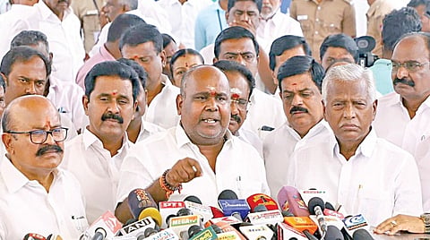 சட்டப்பேரவையில் இருந்து வெளிநடப்பு செய்த எதிர்க்கட்சித் துணைத் தலைவர் ஆர்.பி.உதயகுமார் உள்ளிட்ட அதிமுக எம்எல்ஏக்கள் செய்தியாளர்களிடம் பேசினர். | படம்: ம.பிரபு |