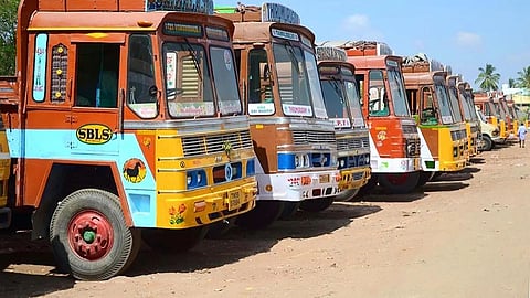 கர்நாடகாவில் லாரி உரிமையாளர்கள் வேலைநிறுத்தம்: ஓசூர் அருகே பல மணி நேரம் நிறுத்தப்பட்ட லாரிகள்
