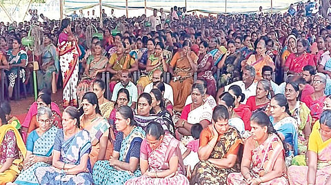 சோமனூரில் தொடர் உண்ணாவிரதப் போராட்டத்தில் குடும்பத்துடன் பங்கேற்றுள்ள விசைத்தறியாளர்கள்.