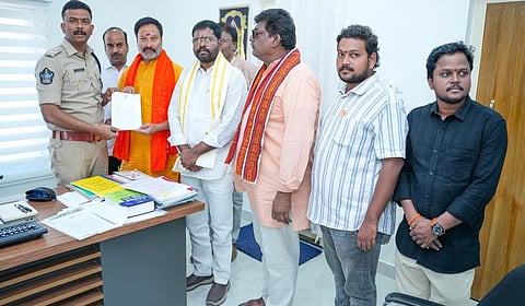 கோசாலையில் பசுக்கள் இறந்த விவகாரம்: கருணாகர் ரெட்டி மீது திருப்பதி எஸ்.பி.யிடம் புகார்