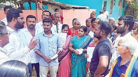 வேலூர் மாவட்டம் காட்டுக்கொல்லை கிராமத்தில் நேற்று பொதுமக்களிடம் விசாரணை நடத்திய வருவாய் கோட்டாட்சியர் செந்தில்குமார்.