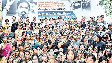 பெண்கள் குறித்து அவதூறாக பேசிய அமைச்சர் பொன்முடியை கண்டித்து அதிமுக மகளிர் அணி சார்பில் நேற்று, சென்னை சைதாப்பேட்டை பனகல் மாளிகை அருகே ஆர்ப்பாட்டம் நடைபெற்றது. | படம்: எஸ்.சத்தியசீலன் |