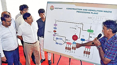 சென்னை பெருங்குடியில் உள்ள கட்டிடம் மற்றும் இடிபாட்டுக் கழிவுகள் பிரித்தெடுக்கும் மையத்தில் மணல், ஜல்லி ஆகியவை தனித்தனியாக பிரிக்கும் பணி நடைபெறுகிறது. இப்பணிகளை மாநகராட்சி ஆணையர் ஜெ.குமரகுருபரன் நேற்று பார்வையிட்டு ஆய்வு செய்தார். உடன் கூடுதல் ஆணையர் (சுகாதாரம்) வி.ஜெயசந்திர பானு ரெட்டி, தெற்கு வட்டார துணை ஆணையர் எம்.பி.அமித் உள்ளிட்டோர்.