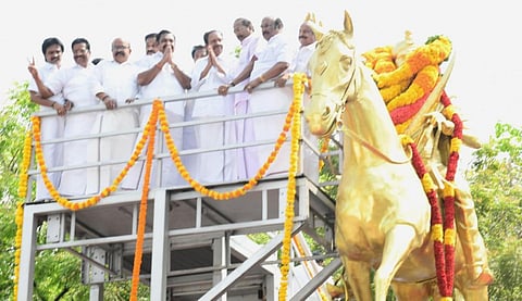 தீரன் சின்னமலையின் 270வது பிறந்தநாள் - எடப்பாடி கே.பழனிசாமி மரியாதை