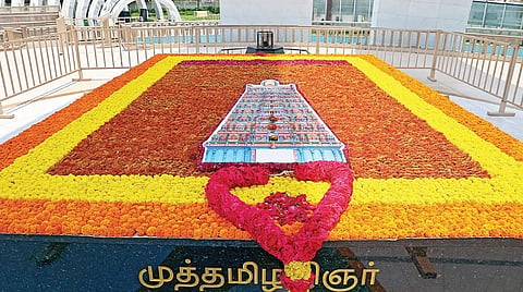மெரினா கடற்கரையில் உள்ள கருணாநிதி நினைவிடம், கோயில் கோபுரம் போல் அலங்கரிக்கப்பட்டிருந்தது. | படம்: எஸ்.சத்தியசீலன் |