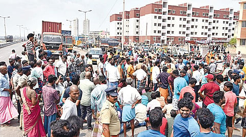 நகர்ப்புற வாழ்விட மேம்பாட்டு வாரிய குடியிருப்புகள், சென்னை திருவொற்றியூர், திருச்சினாங்குப்பம் பகுதியில் கட்டிமுடிக்கப்பட்ட நிலையில், இதுவரை வழங்கப்படாததால் எண்ணூர் விரைவு சாலையில் பயனாளிகள் நேற்று மறியலில் ஈடுபட்டனர்.