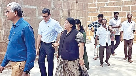 காசி விஸ்வநாதர் கோயிலில் நேற்று ஆய்வு மேற்கொண்ட வழக்கறிஞர் ஆணையர் ஆனந்தவல்லி மற்றும் சென்னை ஐஐடி குழுவினர்.