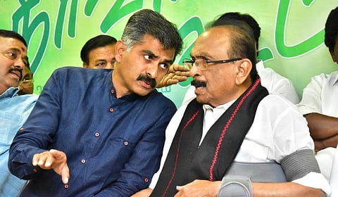 துரை வைகோ தனது தந்தை வைகோவுடன்