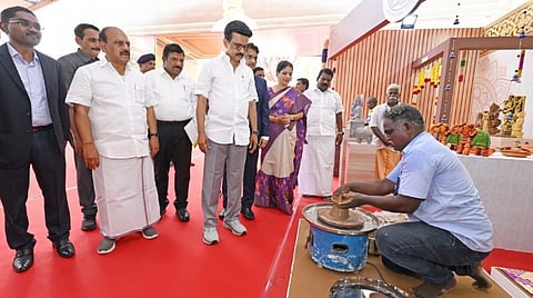 காஞ்சிபுரம் மாவட்டம் குன்றத்தூரில் கலைஞரின் கைவினைத் திட்டத்தை தமிழக முதல்வர் மு.க.ஸ்டாலின் தொடங்கிவைத்து பயனாளிகளுக்கு நலத்திட்ட உதவிகளை வழங்கினார்