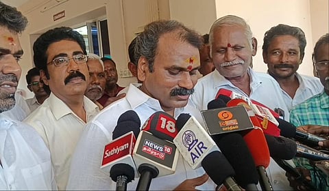 நாமக்கல்லில் மத்திய இணையமைச்சர் எல்.முருகன் செய்தியாளர்களைச் சந்தித்தார்.
