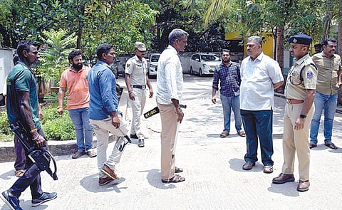 புதுச்சேரி முதல்வர் ரங்கசாமி வீட்டுக்கு சோதனையிட வந்த வெடிகுண்டு செயலிழக்கும் பிரிவினர். படம்: எம்.சாம்ராஜ்
