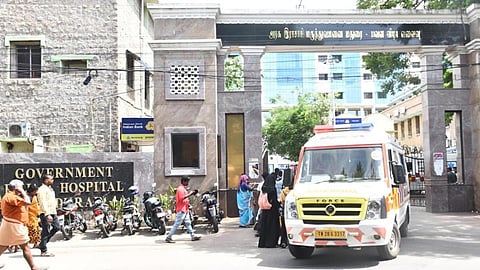 மதுரையில் கட்டிடத் தொழிலாளியை வெட்டிக் கொன்ற ஓய்வு பெற்ற காவலர் கைது