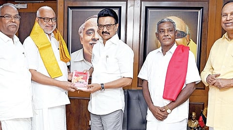மார்க்சிஸ்ட் கம்யூனிஸ்ட் கட்சியின் தேசிய பொதுச் செயலாளராக தேர்ந்தெடுக்கப்பட்டுள்ள எம்.ஏ.பேபி, சென்னையில் முதல்வர் மு.க.ஸ்டாலினை நேற்று சந்தித்தார். அப்போது அவருக்கு வாழ்த்து தெரிவித்த ஸ்டாலின் பொன்னாடை அணிவித்தார். டி.ஆர்.பாலு எம்.பி., மார்க்சிஸ்ட் கம்யூனிஸ்ட் கட்சியின் மாநிலச் செயலாளர் பெ.சண்முகம், மத்தியக் குழு உறுப்பினர்கள் கே.பாலகிருஷ்ணன், உ.வாசுகி ஆகியோர் உடனிருந்தனர்.