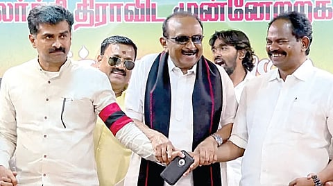 சென்னையில் மதிமுக தலைமையகத்தில் நடைபெற்ற நிர்வாகக்குழு கூட்டத்துக்கு பிறகு மதிமுக பொதுச்செயலாளர் வைகோ முன்பாக இணைந்து பணியாற்றுவதாக உறுதியளித்த துணை பொதுச்செயலாளர் மல்லை சத்யா, முதன்மை செயலாளர் துரை வைகோ.