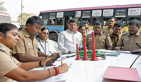 கோவை காந்திபுரம் நகரப் பேருந்து நிலையத்தில், பேருந்துகளில் ஆய்வு செய்து, விதிகளை மீறி பொருத்தப்பட்ட ஏர் ஹாரன்களை பறிமுதல் செய்த வட்டாரப் போக்குவரத்துத் துறையினர். படம்: ஜெ.மனோகரன்