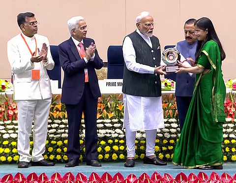 பொது நிர்வாகத்தில் சிறப்பாக பணியாற்றிய அதிகாரிகளுக்குப் விருதுகளை வழங்கிய பிரதமர் மோடி