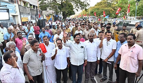 சென்னையில் போக்குவரத்து ஊழியர்கள் போராட்டத்தில் ஈடுபட்டனர்.