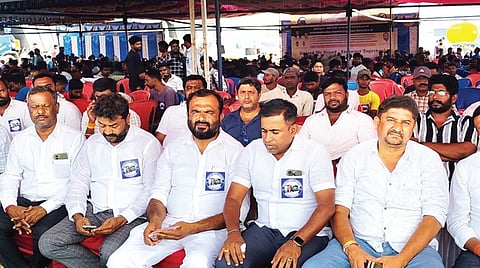 கனிம நில வரியைத் திரும்ப வேண்டும் என்பது உள்ளிட்ட கோரிக்கைகளை வலியுறுத்தி, ஓசூர் அருகே கோனேரிப்பள்ளியில் நேற்று 6-வது நாளாகக் கவன ஈர்ப்பு போராட்டத்தில் ஈடுபட்ட கிரஷர் உரிமையாளர்கள்.
