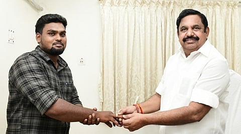 மின்சாரம் தாக்கியவரை காப்பாற்றிய இளைஞர்: தங்க மோதிரம் அணிவித்து பாராட்டிய பழனிசாமி