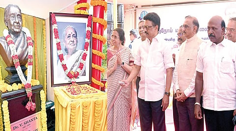 சென்னை அடையாறு புற்றுநோய் மருத்துவமனை வளாகத்தில் நடைபெற்ற நிகழ்ச்சியில், முன்னாள் தலைவர் சாந்தா சிலை மற்றும் நினைவு அருங்காட்சியகத்தை முதல்வர் மு.க.ஸ்டாலின் நேற்று திறந்து வைத்தார். உடன் அமைச்சர் மா.சுப்பிரமணியன், எம்எல்ஏ அசன் மவுலானா, துணை மேயர் மு.மகேஷ்குமார், மருத்துவமனையின் தலைவர் என்.எல்.ராஜா, இயக்குநர் டாக்டர் கல்பனா பாலகிருஷ்ணன், `இந்து' என்.ராம், அரசு தலைமை வழக்கறிஞர் பி.எஸ்.ராமன் உள்ளிட்டோர்.