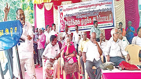 70 வயதடைந்த ஓய்வூதியர்களுக்கு கூடுதல் ஓய்வூதியம் வழங்குவது உட்பட பல கோரிக்கைகளை வலியுறுத்தி, தமிழ்நாடு அரசு அனைத்துத்துறை ஓய்வூதியர் சங்கம் சார்பில் நடைபெற்ற ஆர்ப்பாட்டத்தில் பேசிய சங்கத்தின் பொதுச்செயலாளர் பி.கிருஷ்ணமூர்த்தி, அருகில் சங்கத்தின் மாநிலத் தலைவர் நெ.இல.சீதரன் மற்றும் நிர்வாகிகள்.