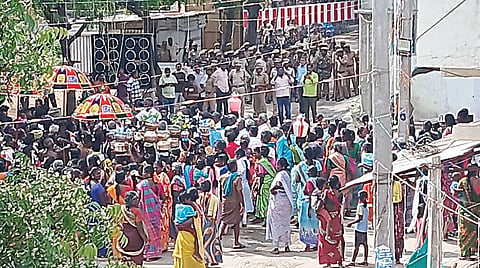 உத்தபுரம் கோயிலில் பொங்கல் வைப்பதற்காக திரண்ட ஒரு சமூகத்தினர்.
