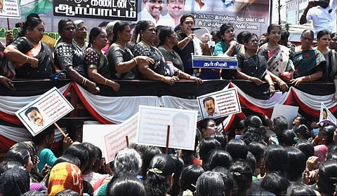 கோவையில் நடைபெற்ற ஆர்ப்பாட்டத்தில் பங்கேற்று பேசிய அதிமுக கொள்கைபரப்பு இணை செயலாளர் விந்தியா | படம்: ஜெ.மனோகரன்.