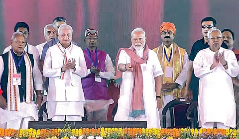 பிஹாரின் மதுபானி நகரில் நேற்று நடைபெற்ற பஞ்சாயத்து ராஜ் தின விழாவில் பிரதமர் நரேந்திர மோடி பங்கேற்றார். உடன், பிஹார் ஆளுநர் ஆரிப் முகமது கான், முதல்வர் நிதிஷ் குமார் உள்ளிட்டோர் உள்ளனர். | படம்: பிடிஐ |