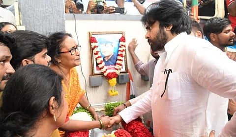 பஹல்காம் தாக்குதலில் உயிரிழந்த பொறியாளர் உடலுக்கு பவன் கல்யாண் அஞ்சலி