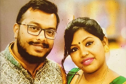 தலையில் கேமரா அணிந்திருந்த தீவிரவாதிகள்: இன்ஜினீயரின் மனைவி தகவல்