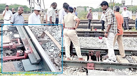 திருவாலங்காடு அருகே விரைவு ரயில் செல்லும் தண்டவாள பகுதியில் மர்ம நபர்களால் போல்ட் நட்டுகள் அகற்றப்பட்டதை நேற்று சென்னை ரயில்வே கோட்ட மேலாளர் விஸ்வநாத் ஈர்யா உள்ளிட்டோர் பார்வையிட்டு, ஆய்வு செய்தனர்.